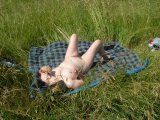 naked-sunbathing-chick