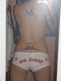 Tattooed-chick-naked-in-front-of-the-mirror