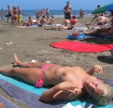 Topless-Babes-Drunk-At-The-Beach-3